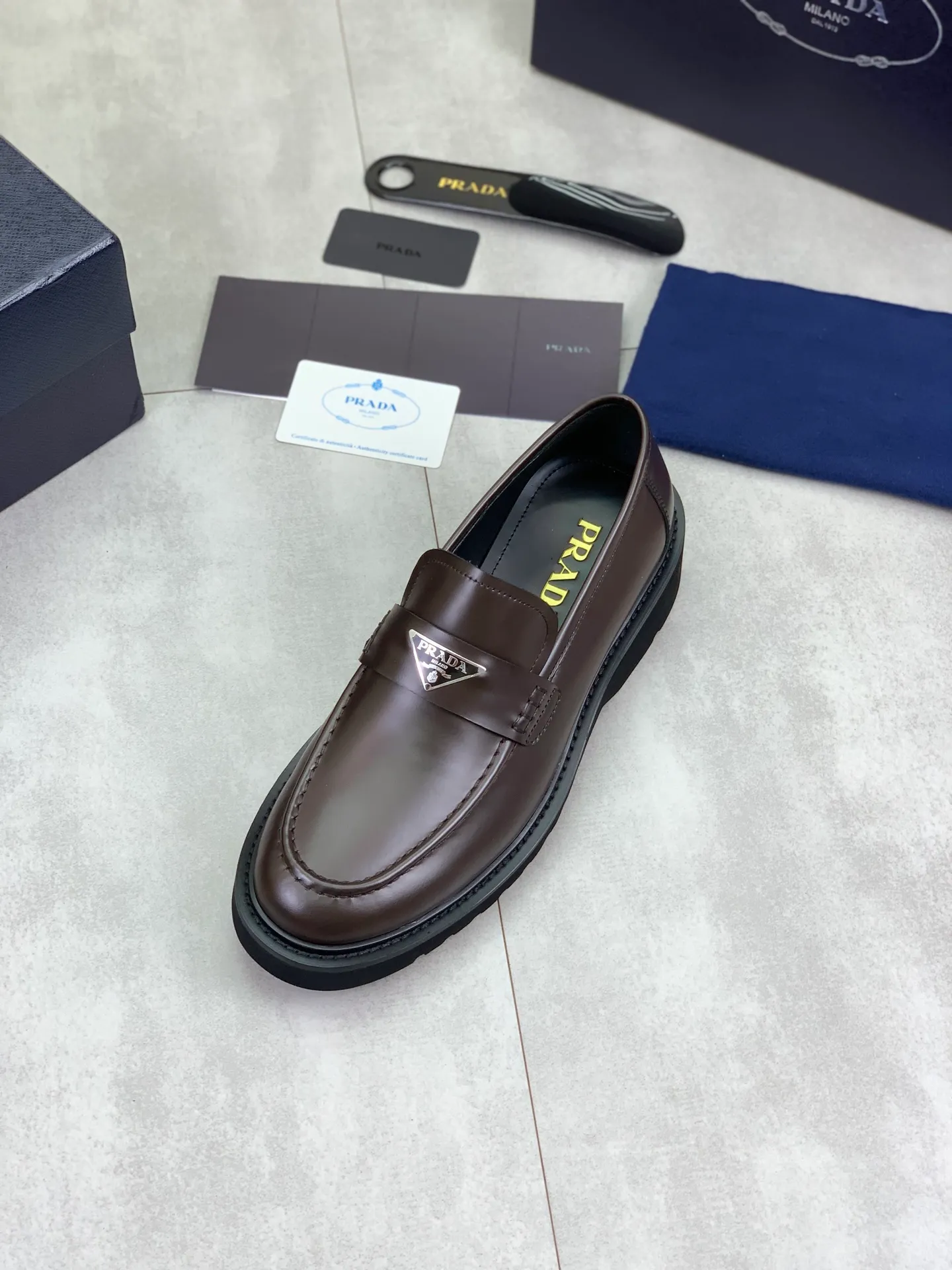 Factory price P880💰Original quality, top version🔱 ＰＲＡＤＡPrada. Men’s business casual leather shoes, top quality products. 1:1 shipment⬆️Luxurious and noble👞All imported original color-brushed edge beads, just to create a more comfortable wearing experience. Upper: Original comfortable open-edge bead rubbed color calfskin➕Top imported water-dyed full cow lining, original high-end lightweight and comfortable TPU foam combination bottom✔️Code number: 39-44 (38 45) 46 47 can be customized)